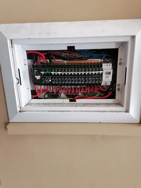 Flush-mounted distribution board with the cover on