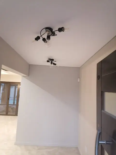Ceiling spotlights installed in a freshly plastered room